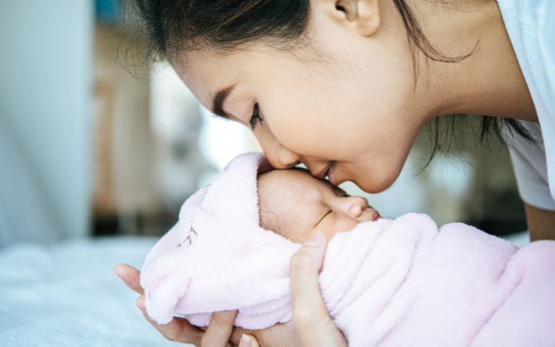 Is it OK to kiss a newborn Is it OK to kiss a newborn